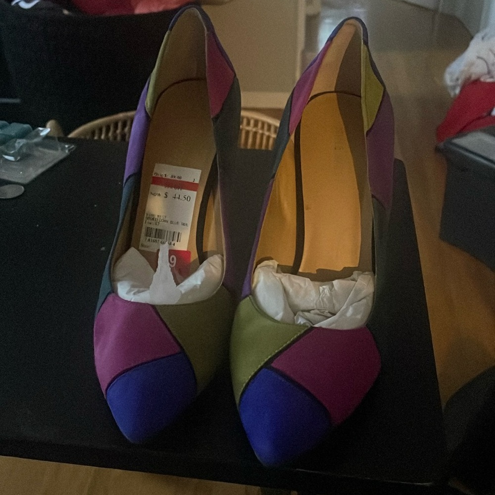 Multicolored pump suede